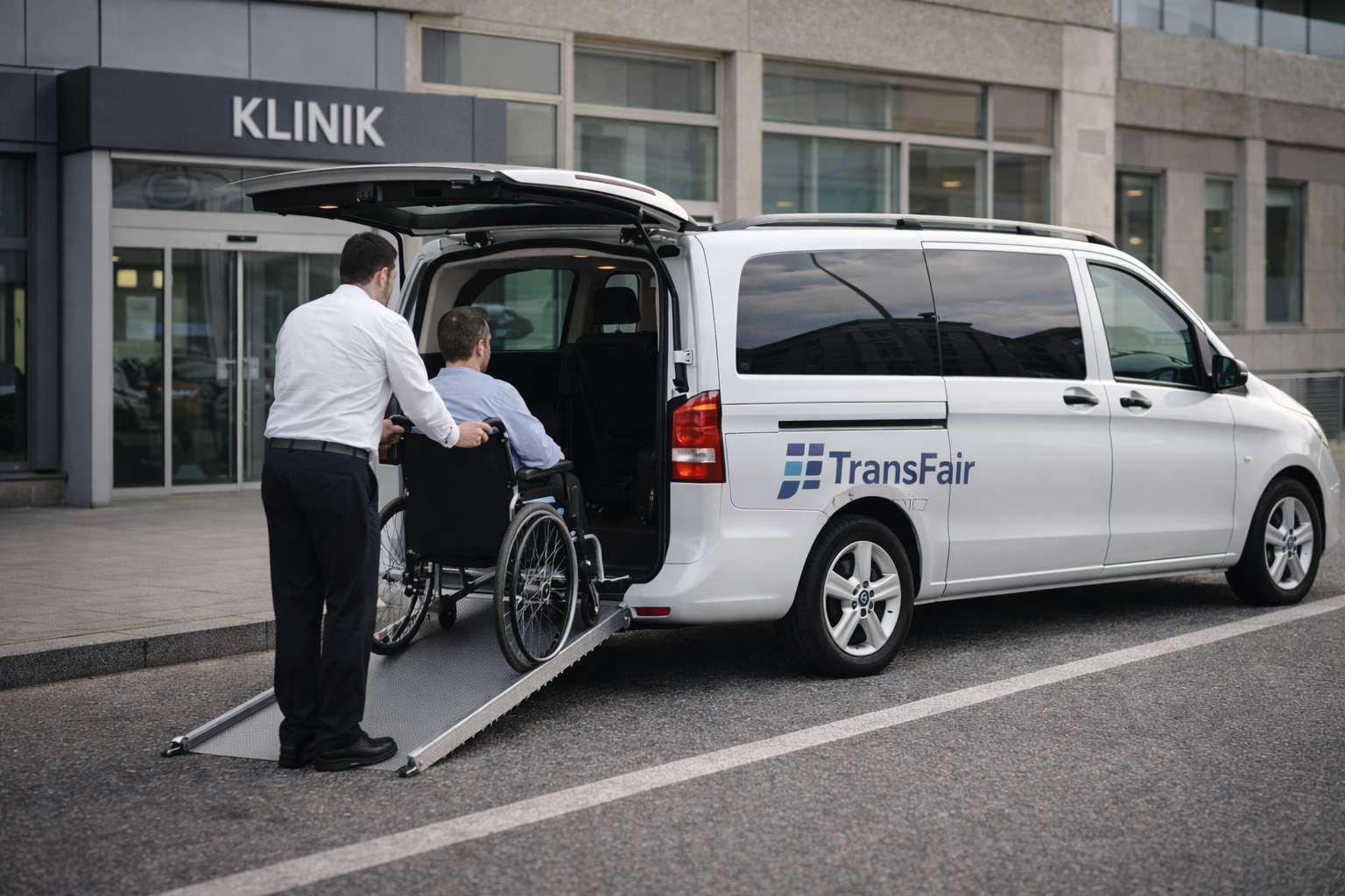 Krankenbeförderung mit Rollstuhl vor Klinik